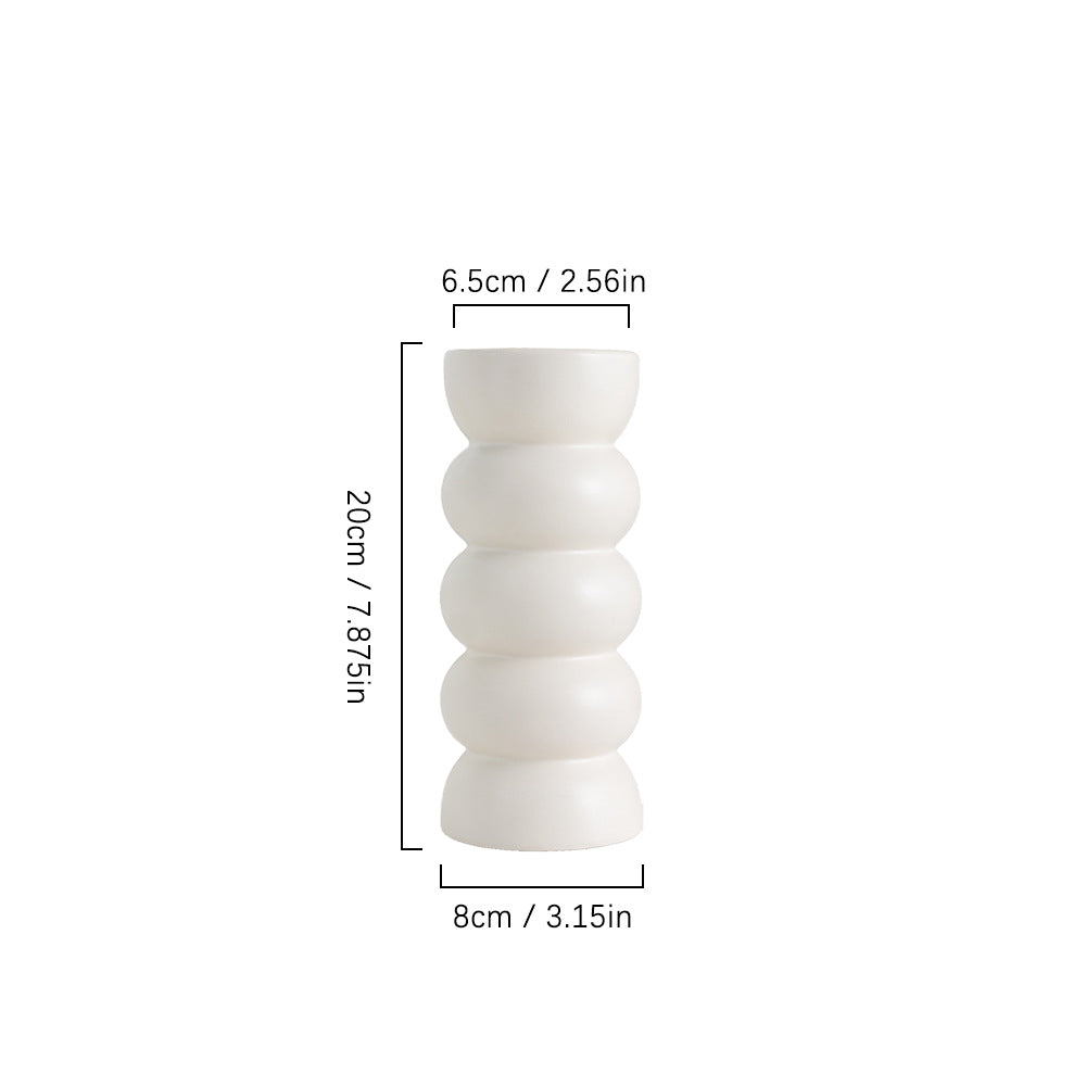Vase aus weißer Keramik im nordischen Stil - Kunstdekoration