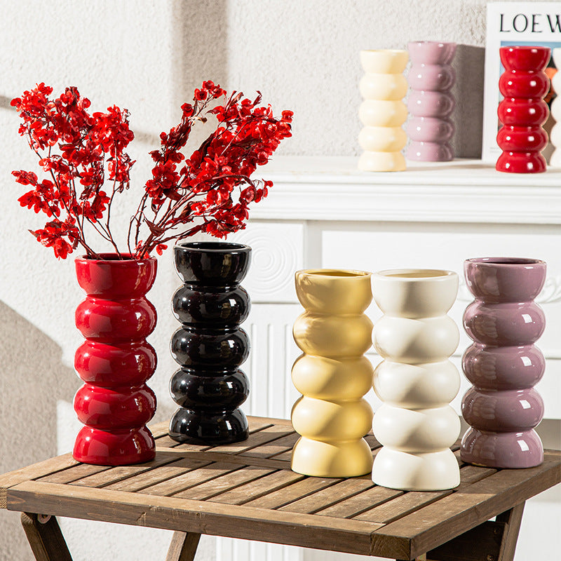 Vase aus weißer Keramik im nordischen Stil - Kunstdekoration