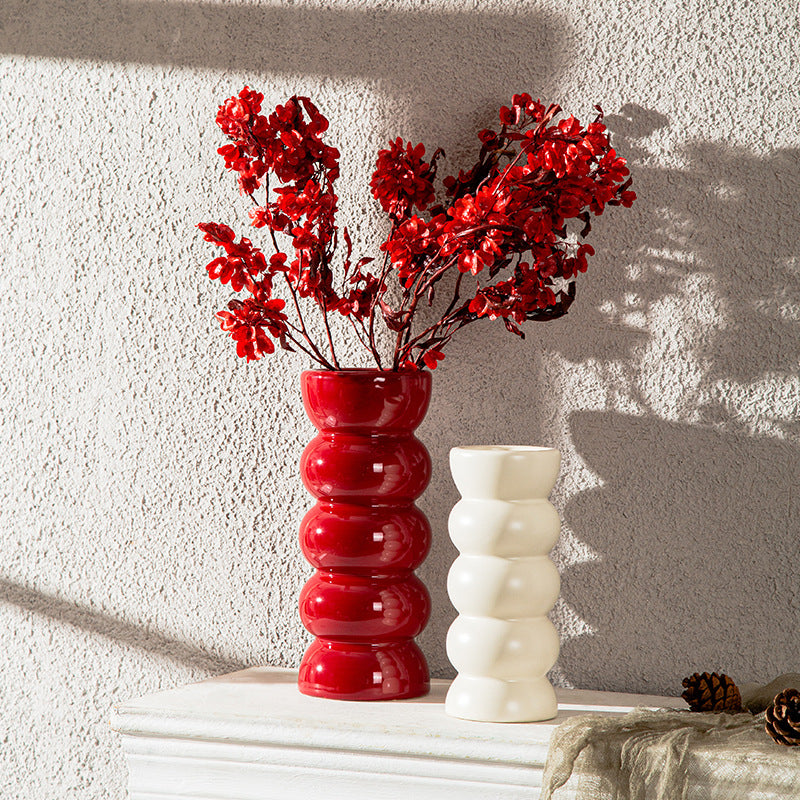 Vase aus weißer Keramik im nordischen Stil - Kunstdekoration