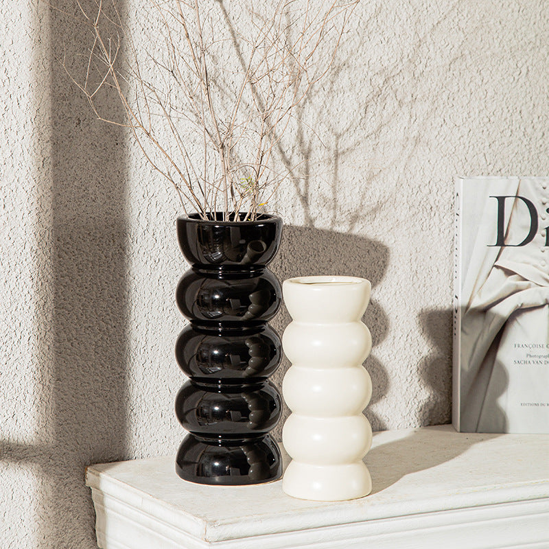 Vase aus weißer Keramik im nordischen Stil - Kunstdekoration