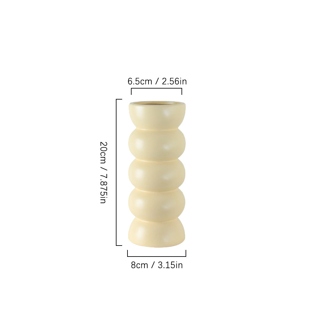 Vase aus weißer Keramik im nordischen Stil - Kunstdekoration