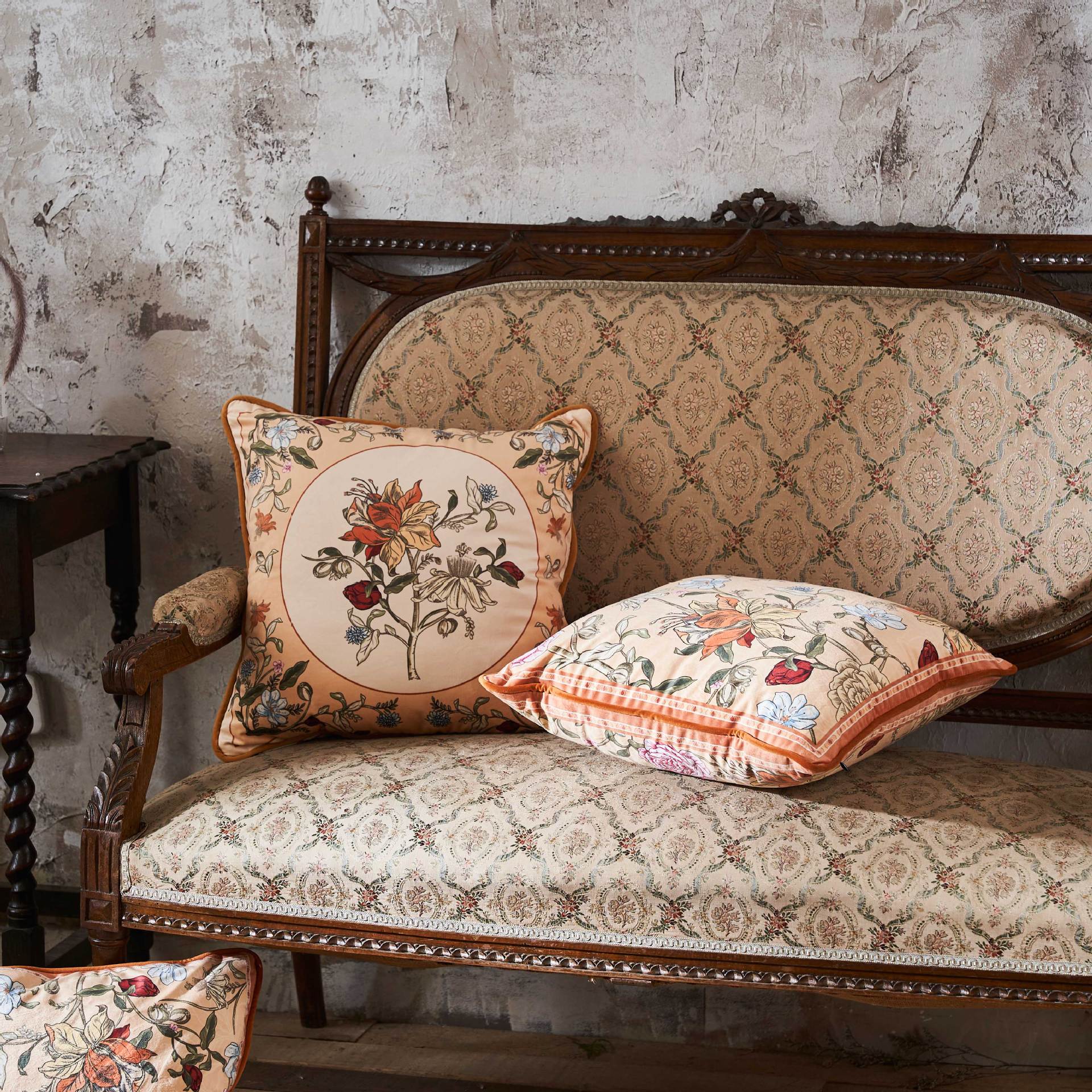 American-style printed plush cushion cover – floral and botanical design