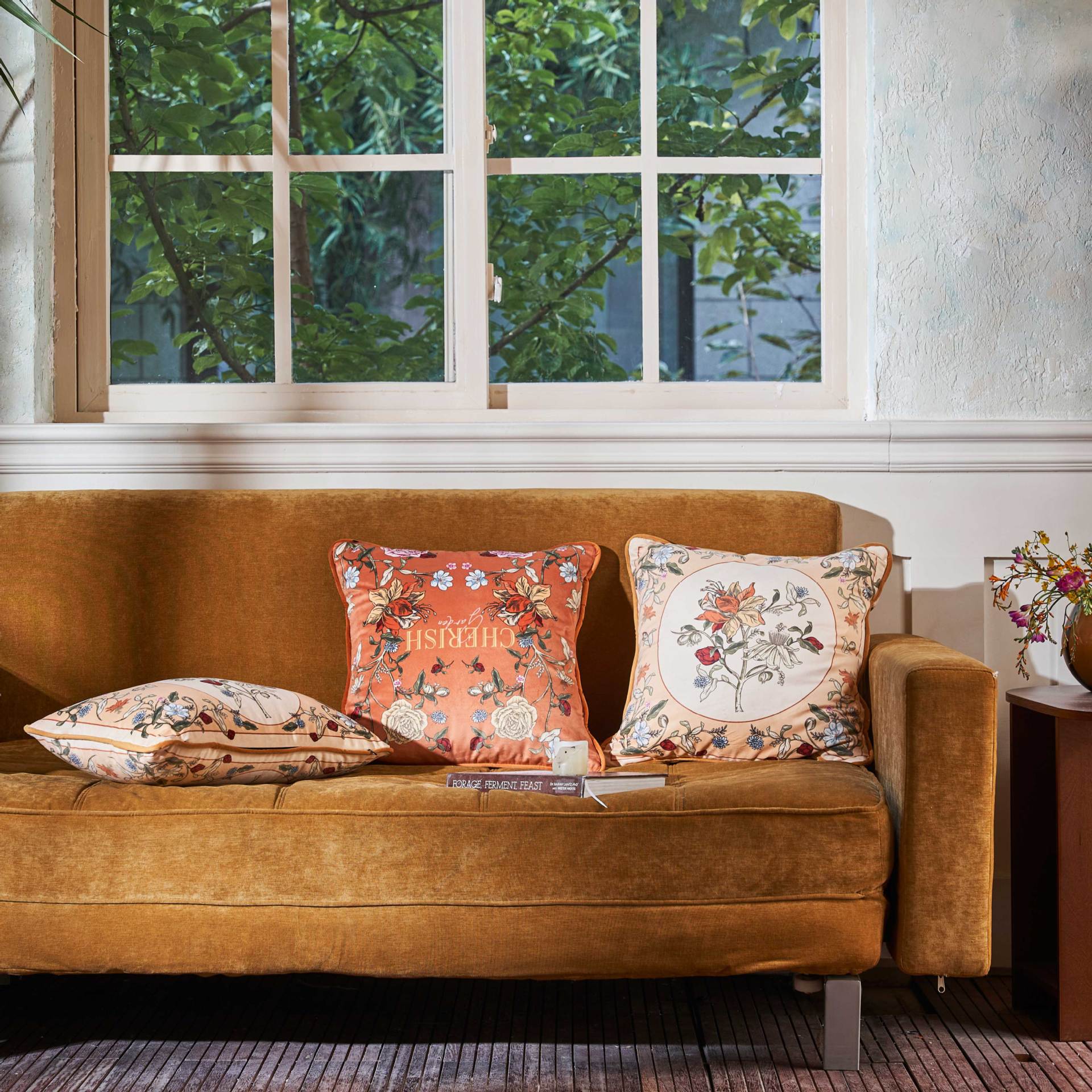 American-style printed plush cushion cover – floral and botanical design